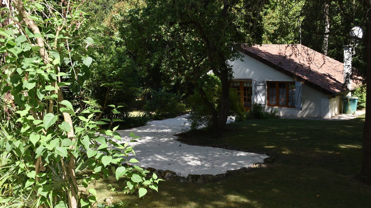 Crazannes Cottage | Beautiful 2 bedroom cottage 5 minutes from the River Charente