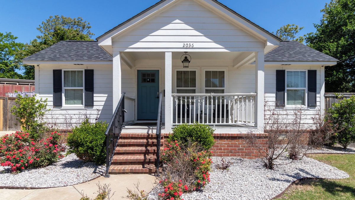 Cooper-Young Historic District House | Beautiful 2 bedroom free parking, fenced yard