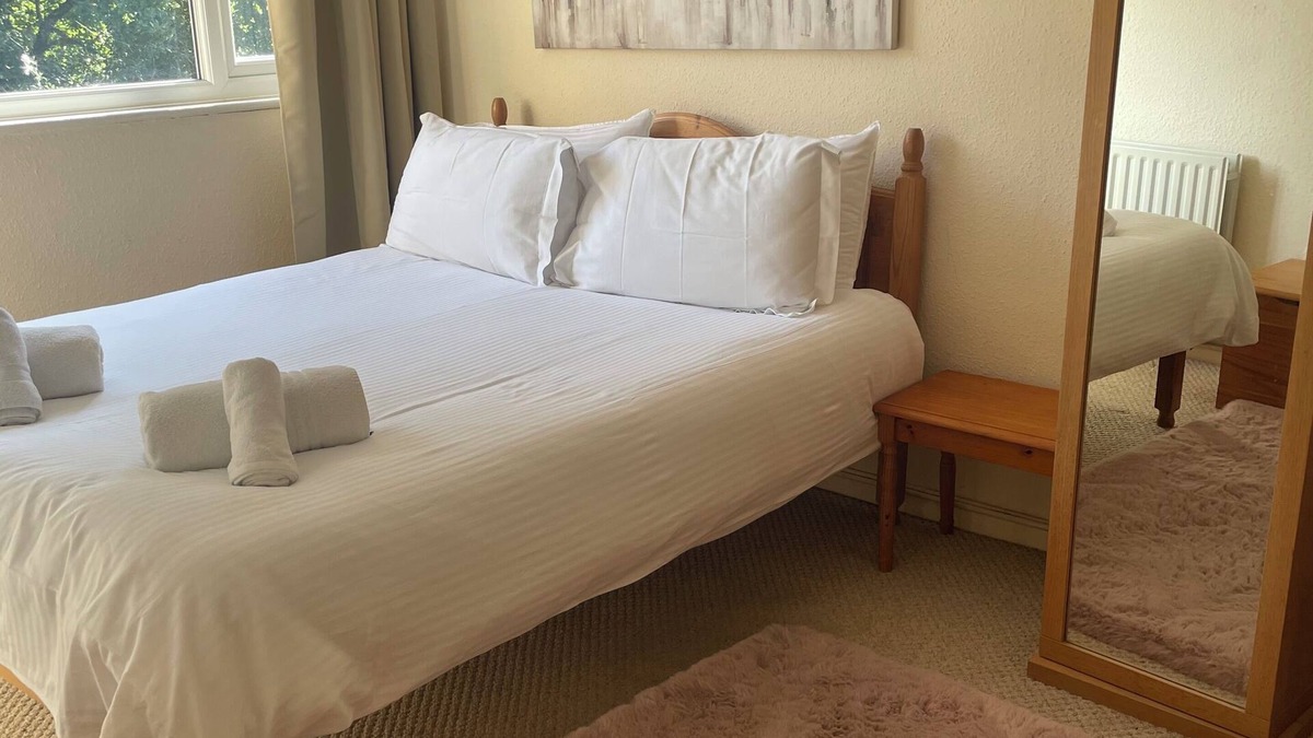 Bracknell Apartment | Beautiful 2 bedroom for 5, walk to town, near Legoland and Lapland!
