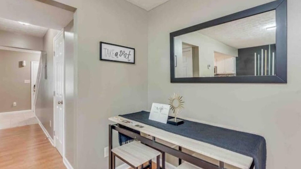 Church Street House | Beautiful 2 bedroom home located by Airport