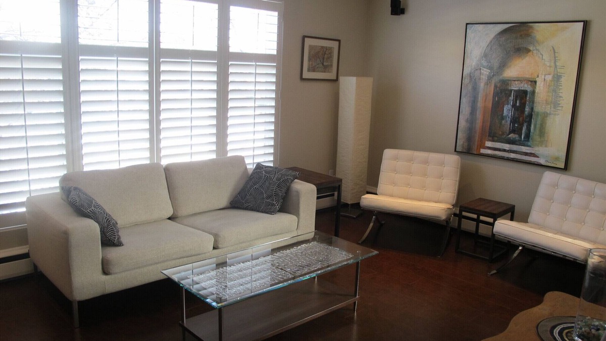 Wanless Park Apartment | Beautiful 2 bedroom home - includes laundry and parking