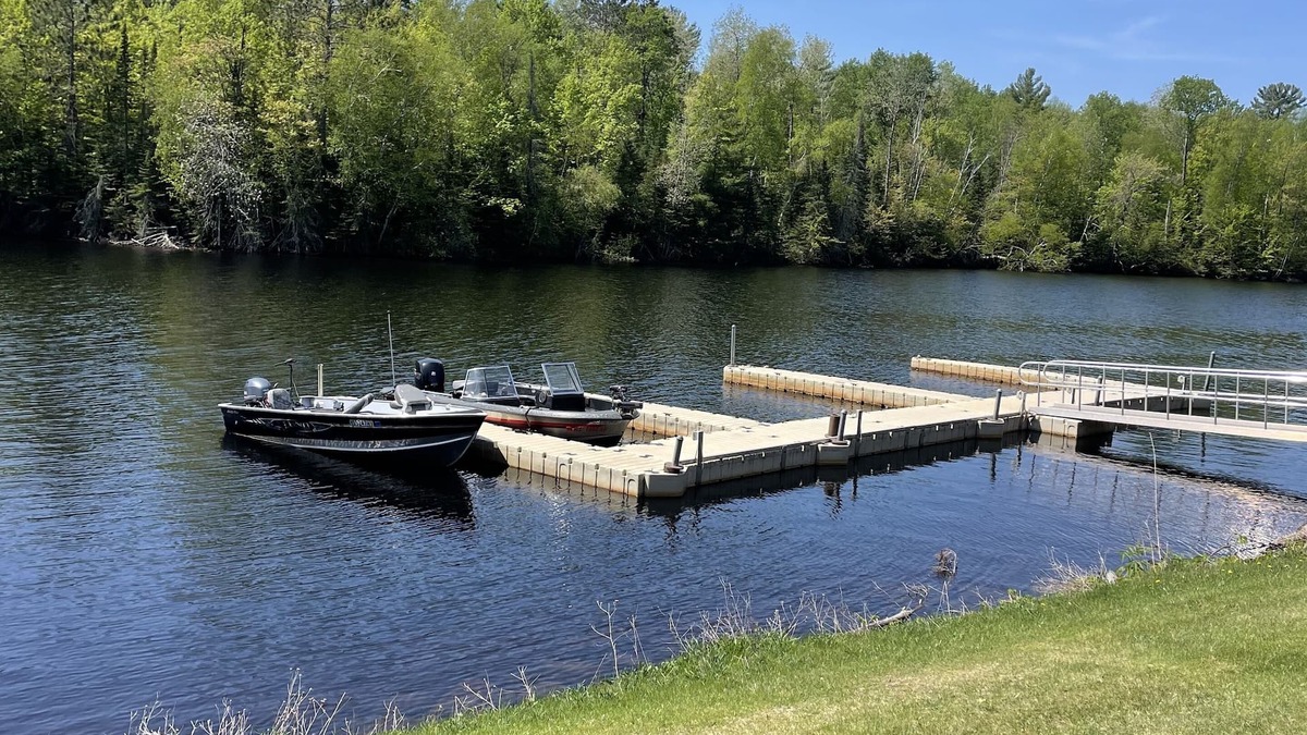 Hayward Cabin | Beautiful 2 bedroom house with a boat dock on the Chippewa Flowage