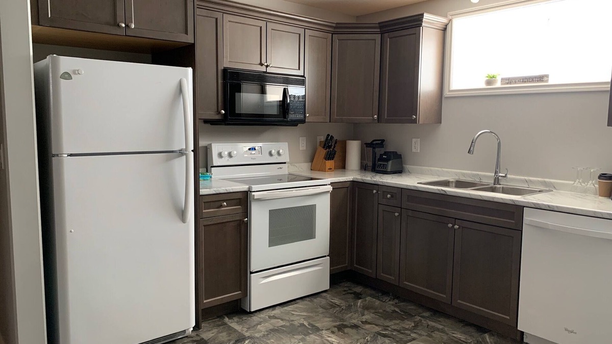 Saskatoon House | BEAUTIFUL 2 Bedroom Suite Close To The Airport minutes from downtown/hospital.