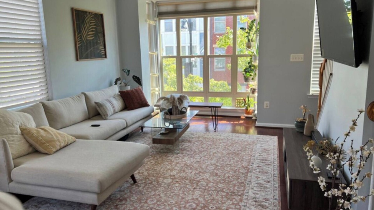 Inner Harbor House | Beautiful 2-bedroom townhome in innerharbor Baltimore with parking.