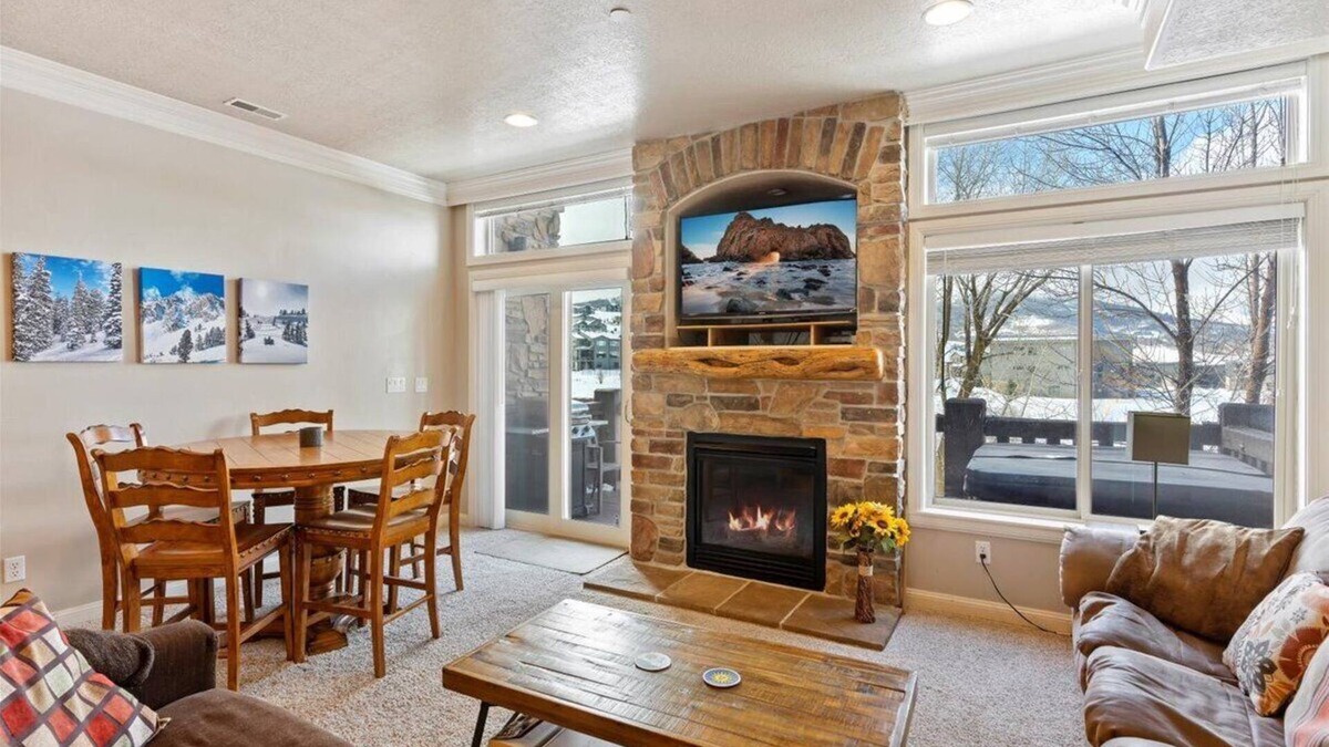 Huntsville Condo | Beautiful 2 bedroom Huntsville, Utah condo with a private hot tub.