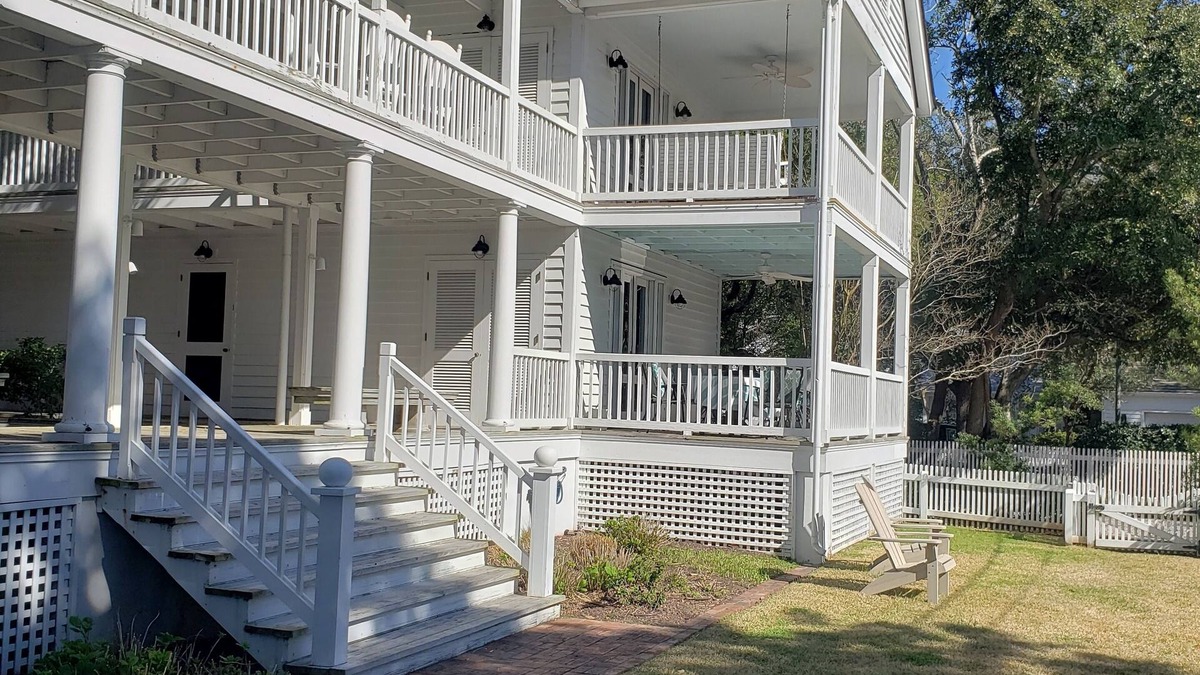 Morehead City Condo | Beautiful 2 BR condo/cottage just one block from downtown waterfront!
