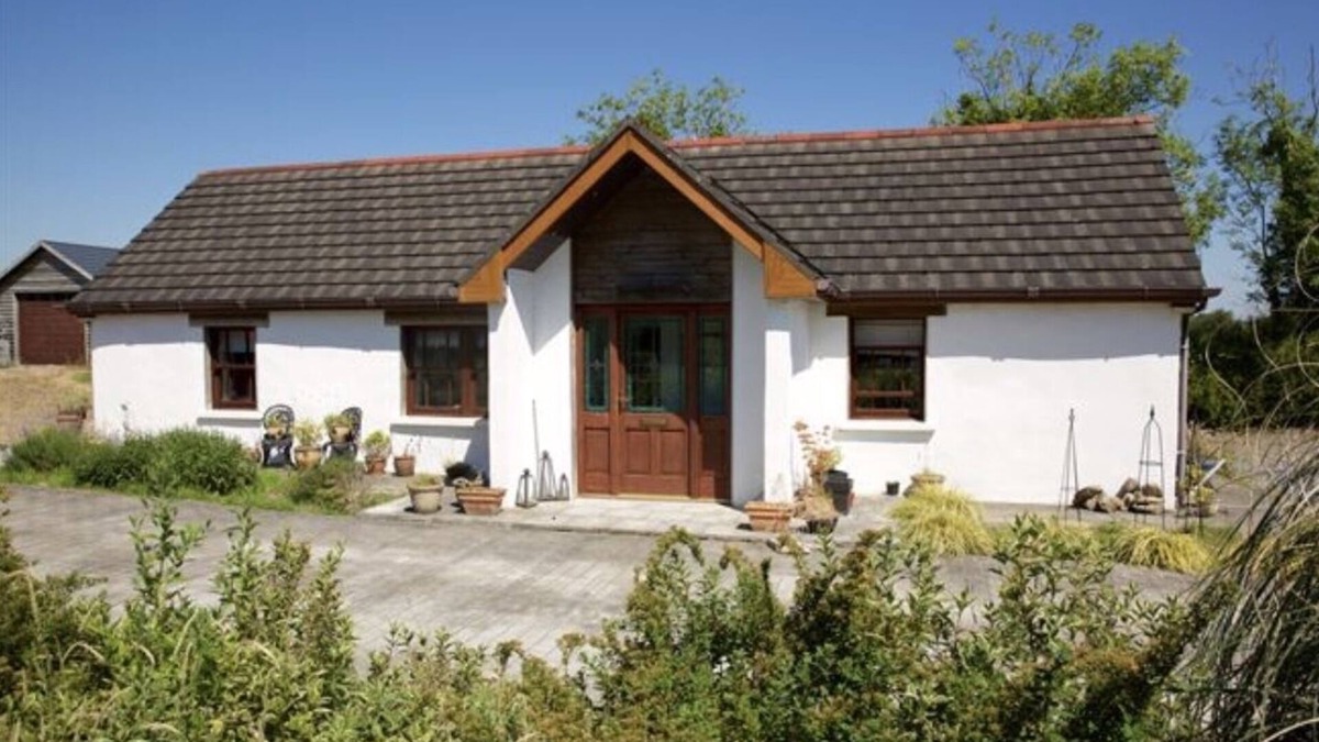 Jamestown House | Beautiful 2 Bedroom Cottage & Gardens, Rural Shannon Countryside, Co. Roscommon
