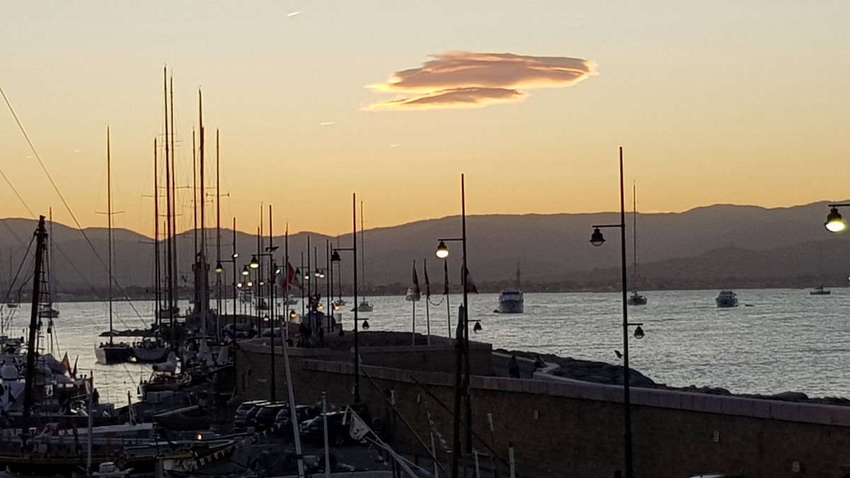 Old Town Apartment | Beautiful 2 room apartment with beams overlooking St Tropez old port, parking.