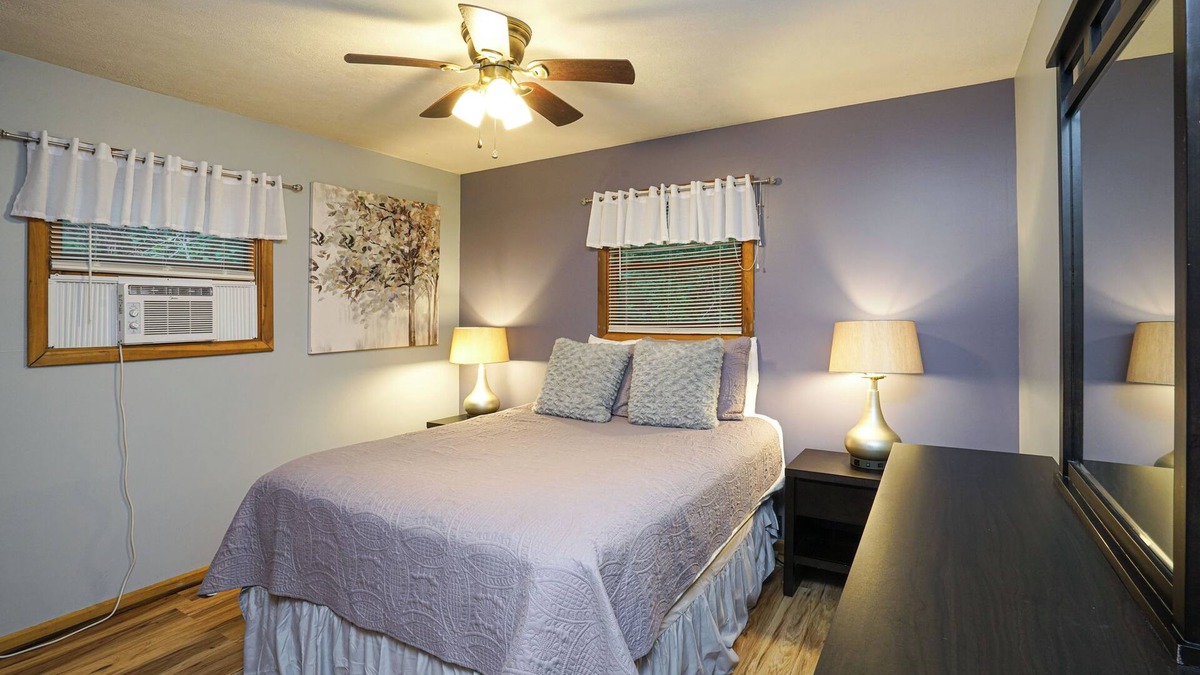 Elkins Cabin | Beautiful 2bdrm Cabin°Hot Tub°Balcony°Parking°