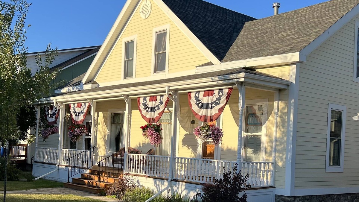 Red Lodge House | Beautiful 2BR, 2BA Condo in Historic Downtown Home Sleeps 4