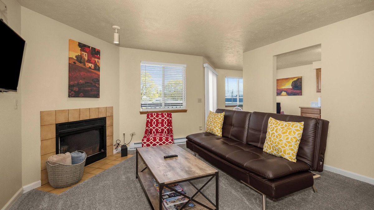 Spokane Valley Apartment | Beautiful 2BR APT 2 ⭑ Netflix & Keurig ⭑ Full Kitchen ⭑ WiFi ⭑ AC