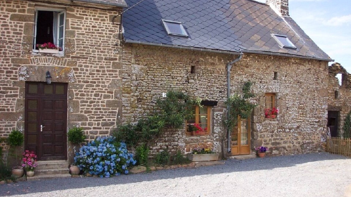 Saint-Simeon Cottage | Beautiful 3-Bed Cottage in Passais-Villages