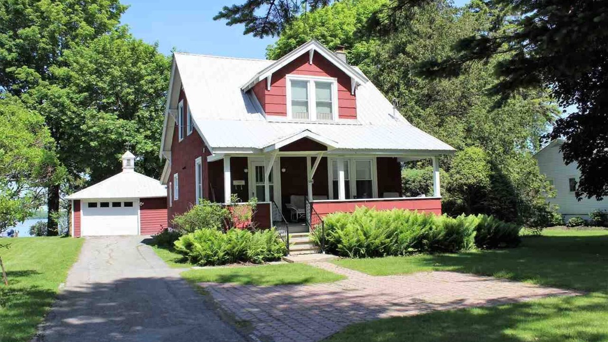 Ogdensburg House | Beautiful 3-BDRM Cottage Home on the St. Lawrence River!
