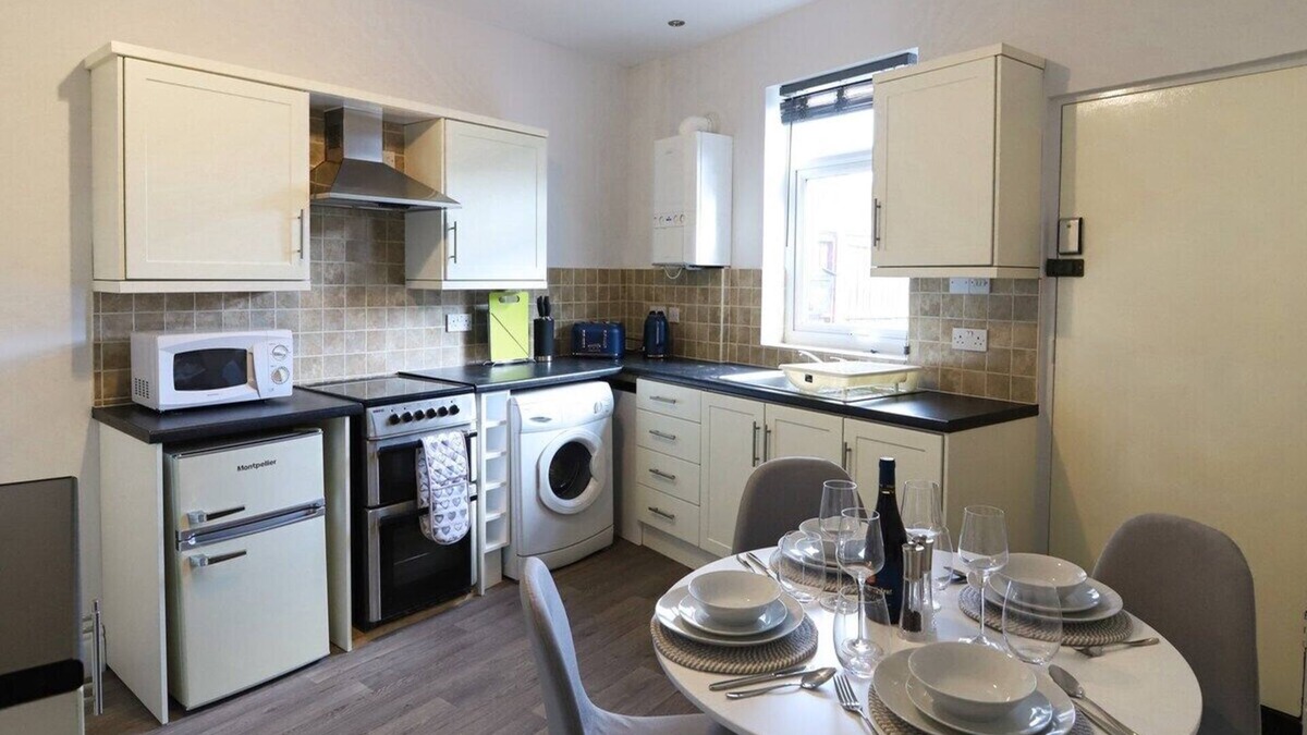 Hillsborough House | Beautiful 3 Bedroom house - Sleeps 5 Free parking