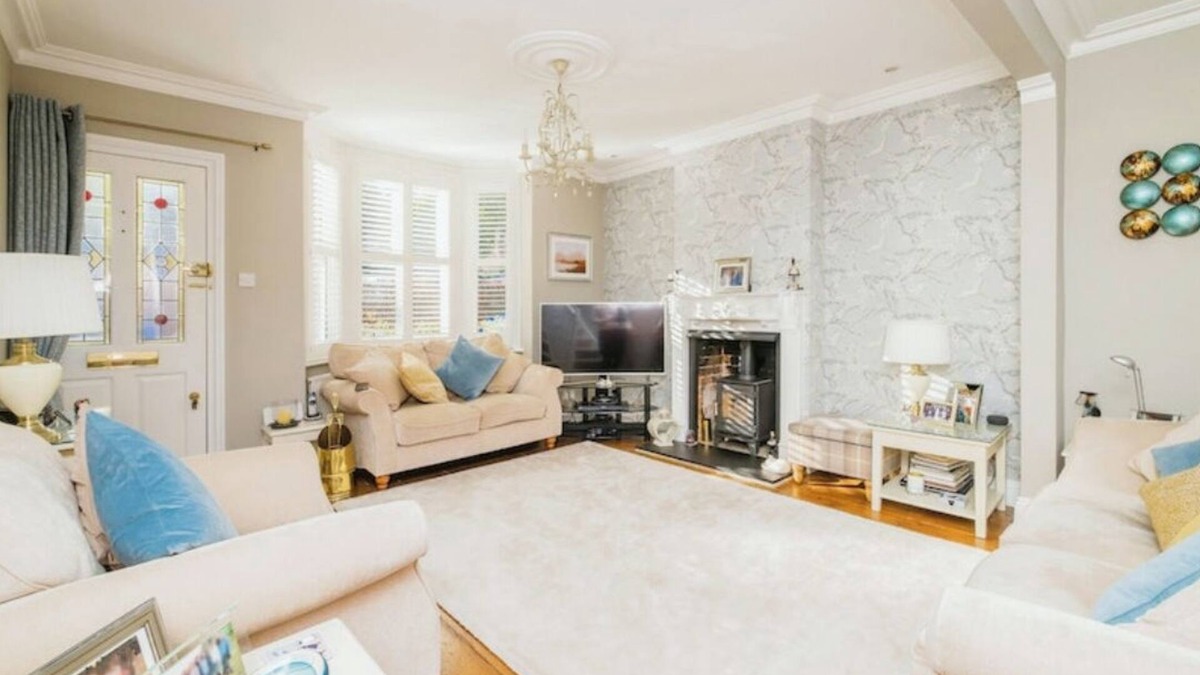 Ascot Cottage | Beautiful 3 bed, 2 bath cottage in Ascot with off road parking. Great location!