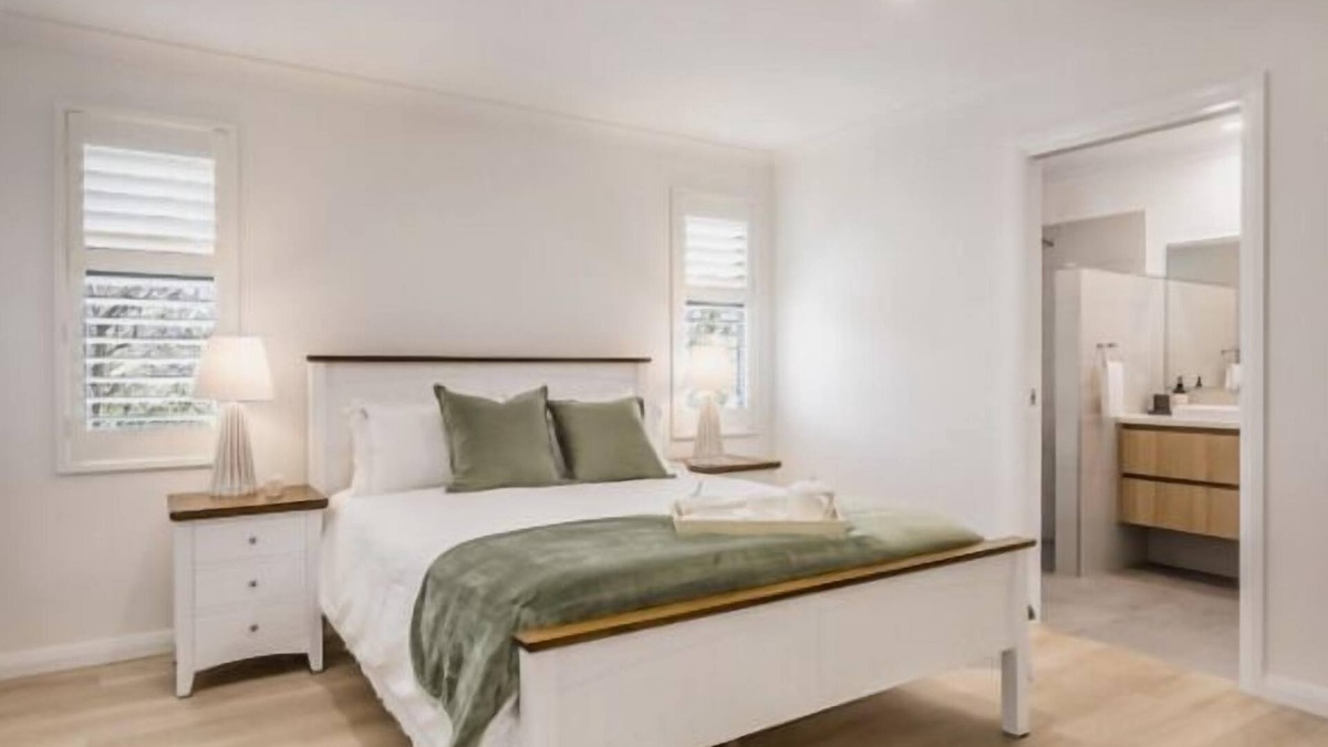 Albany House | Beautiful 3 bed, 2 bath, located opposite historical Vancouver Arts Centre