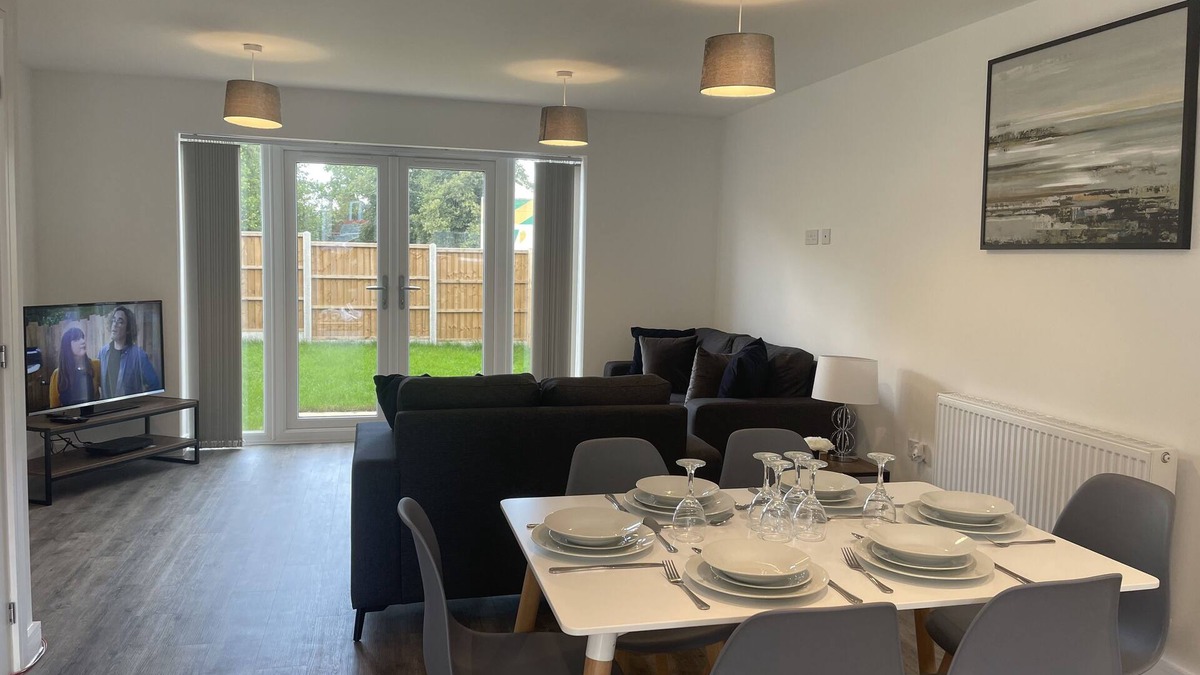 Derby House | Beautiful 3-Bed House in Derby with Parking