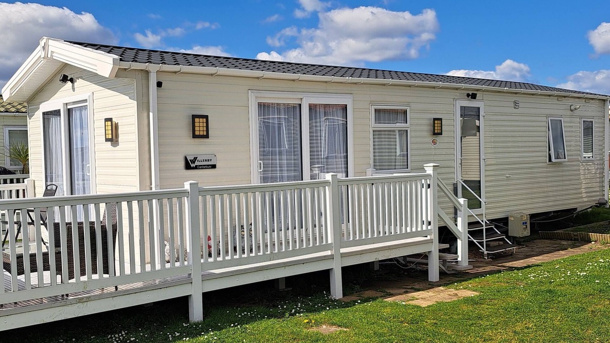 Lydd-on-Sea Cabin | Beautiful 3-Bed Lodge in kent