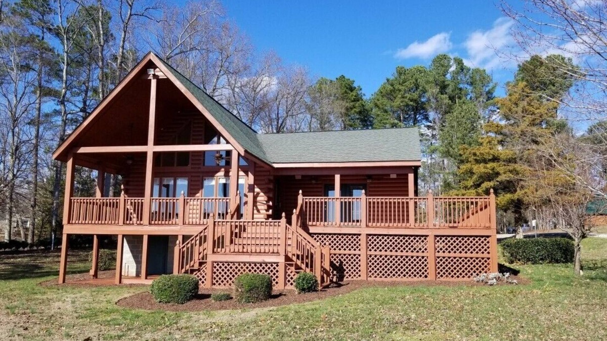 Henrico House | Beautiful 3 bedroom, 2 bath Log Home with Sandy Beach & Expansive Lake Views!