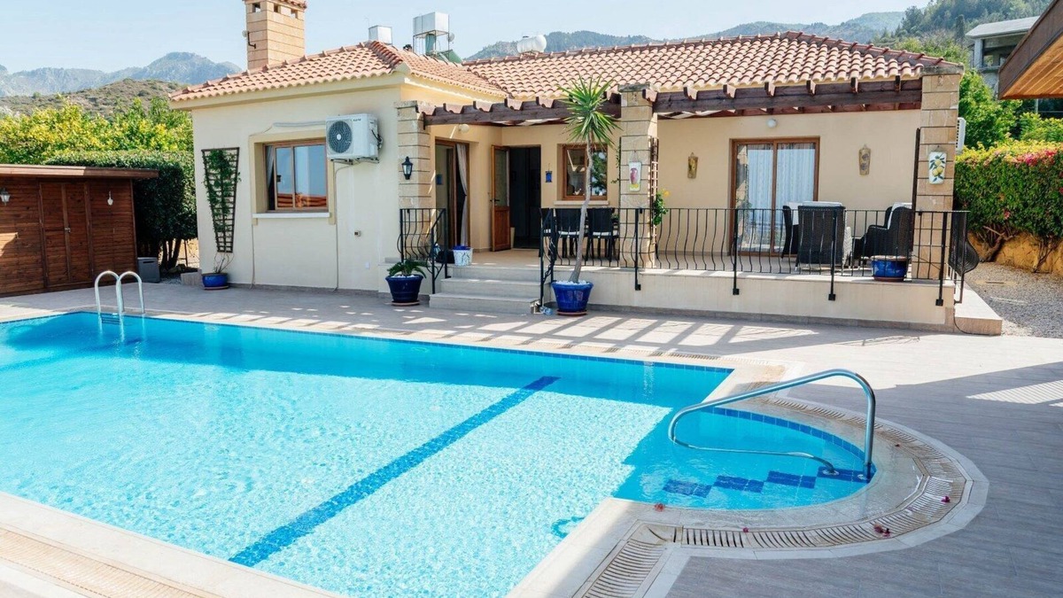 Karavas House | Beautiful 3 bedroom/2 bathroom bungalow with fantastic views!