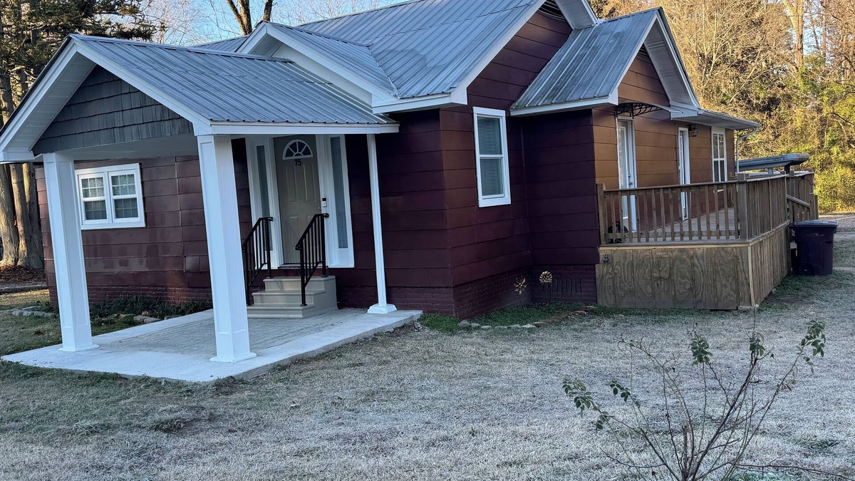 Ackerman House | Beautiful 3-bedroom 2-bath home in Ackerman. Washer & dryer, WiFi, & lots more!