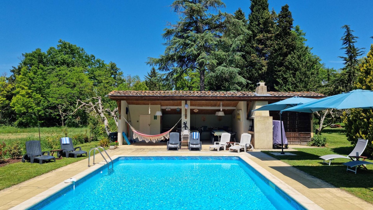 Mirepoix House | Beautiful 3 bedroom barn in large private gardens, with heated swimming pool