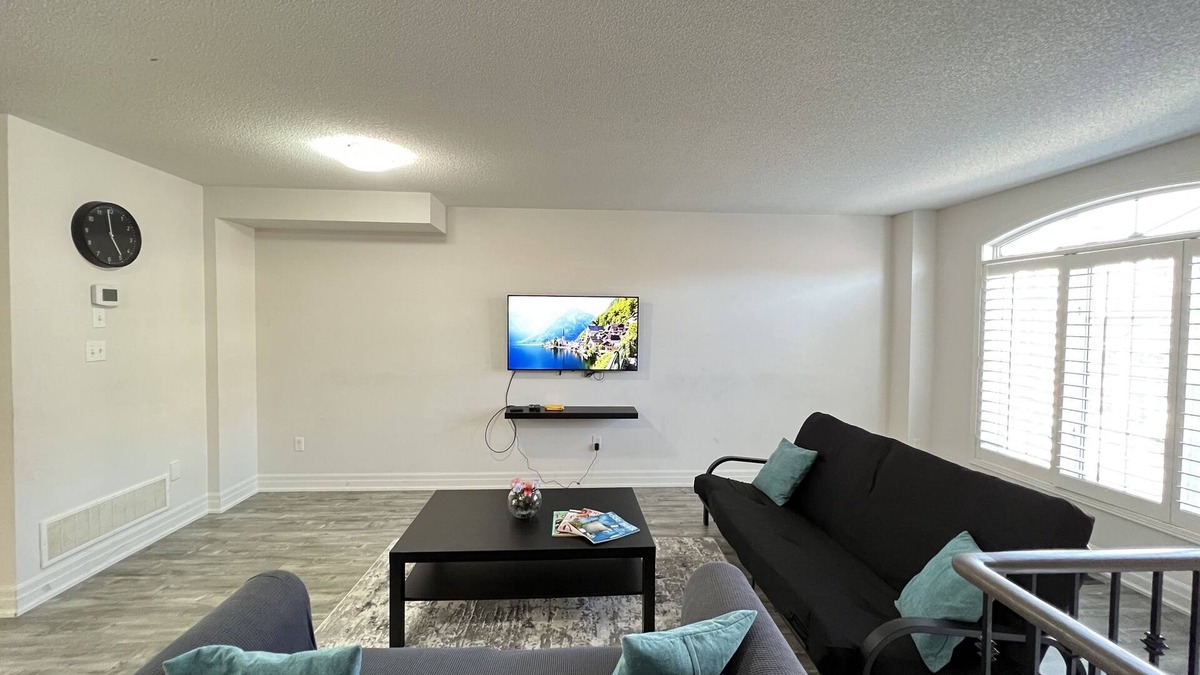 Meadowvale Village House | Beautiful 3 bedroom & 3-bathroom vacation home near Toronto Pearson Airport