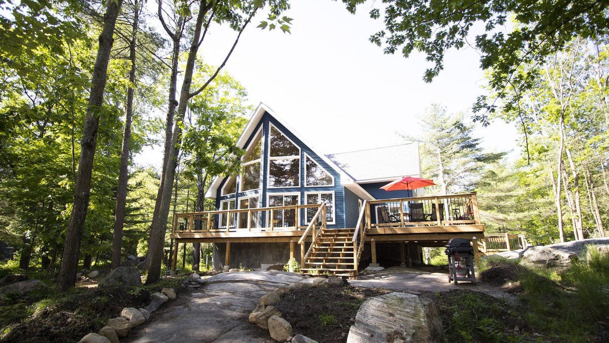 Muskoka Lakes Cottage | Beautiful 3 bedroom chalet like cottage on Lake Muskoka: family friendly