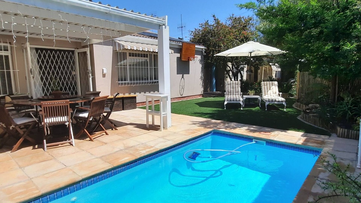 Pinelands House | Beautiful 3 bedroom family home!