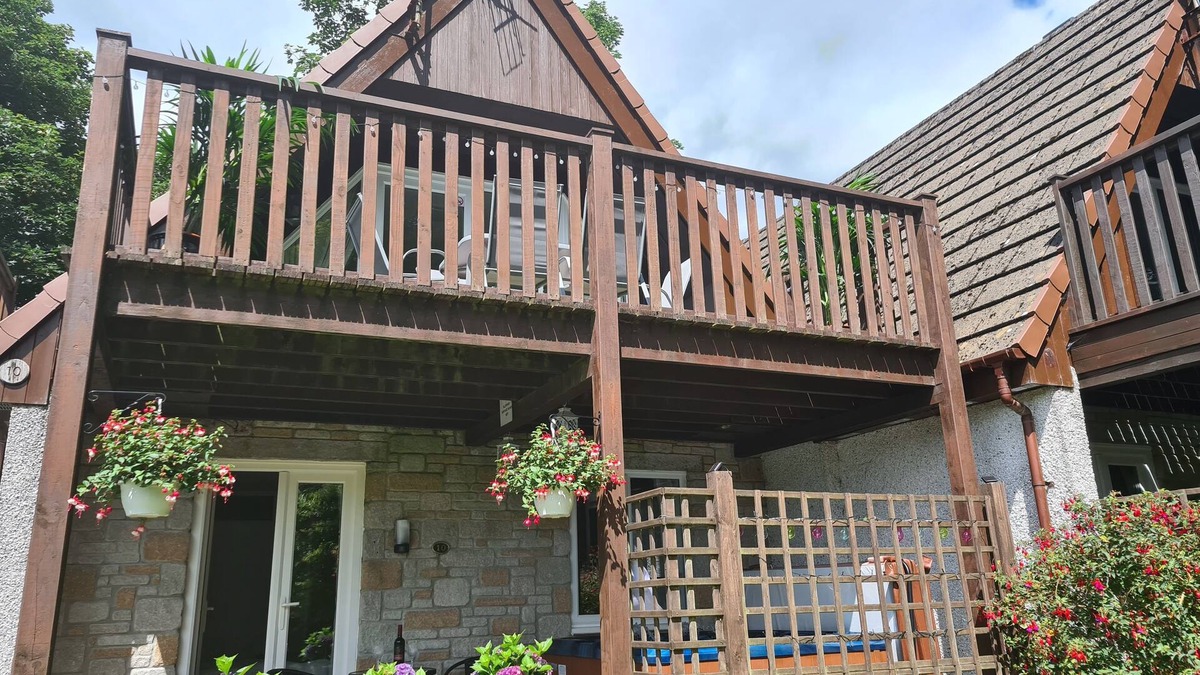 Saint Ann's Chapel Cabin | Beautiful 3 Bedroom Lodge with private hot tub onsite indoor and outdoor pools