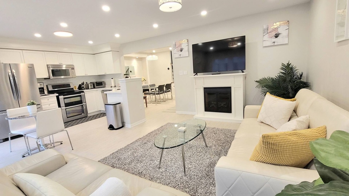 Cambridge House | ★ Beautiful 3 Bedroom Home - Parking, Wi-fi, near Hwy 401, 6 Beds available