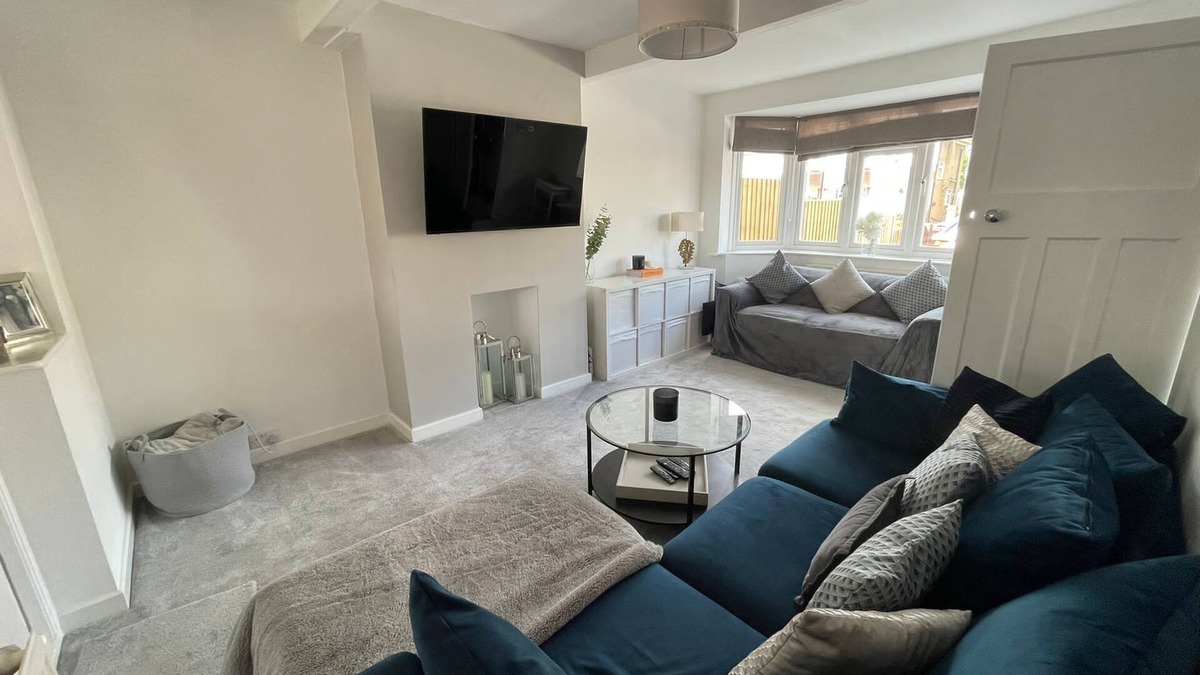 Caversham House | Beautiful 3 Bedroom Home With Parking and Fitness Equipment