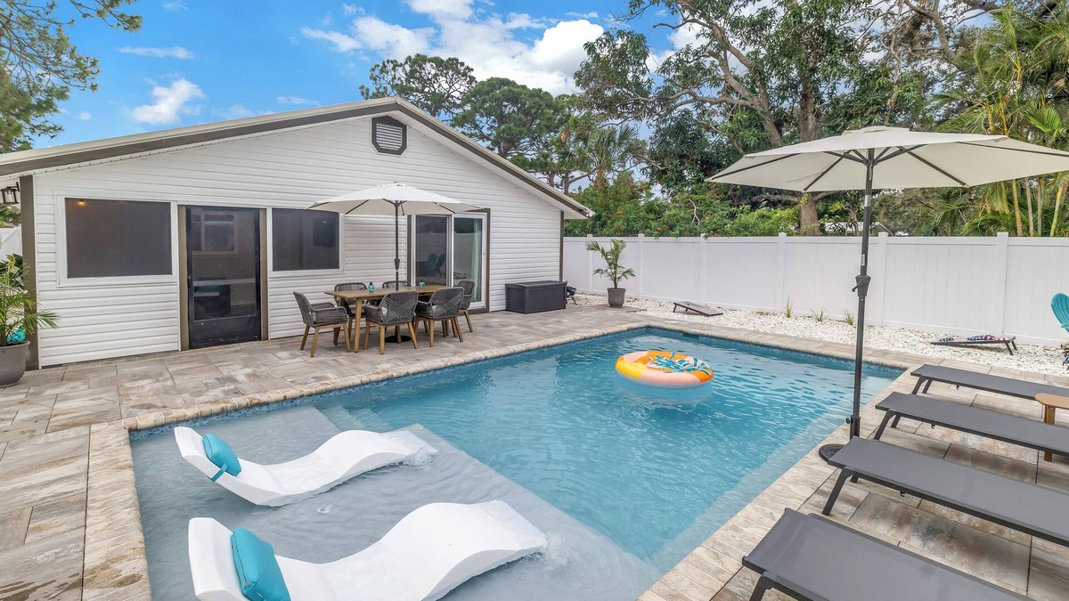 Alta Vista House | Beautiful 3-bedroom house with heated pool and e-bikes near Siesta Key beach