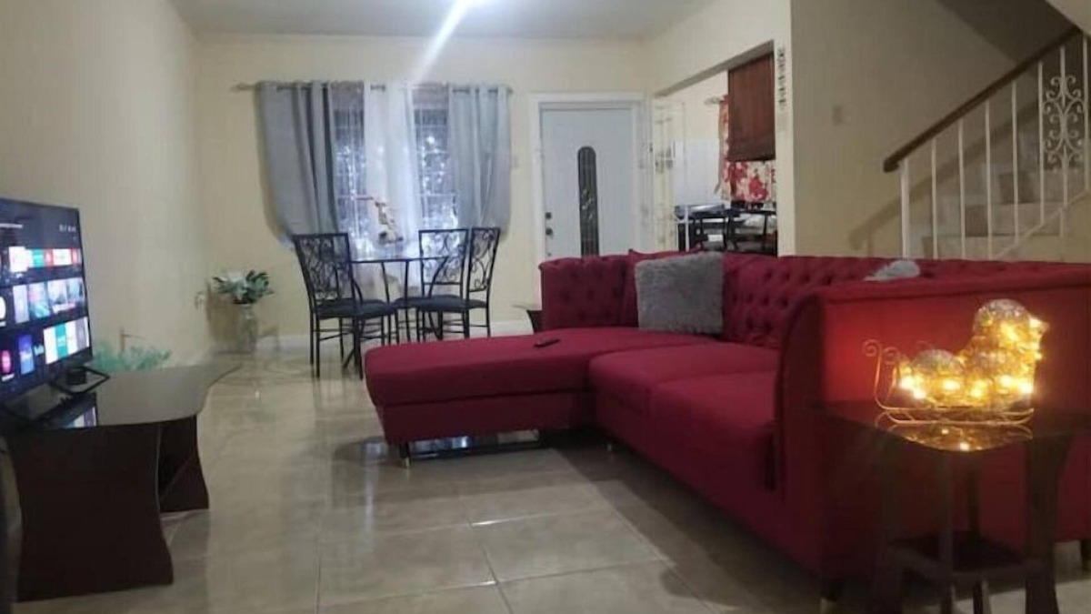 Mandeville House | Beautiful 3 bedroom Townhouse- 1.2km Town Center