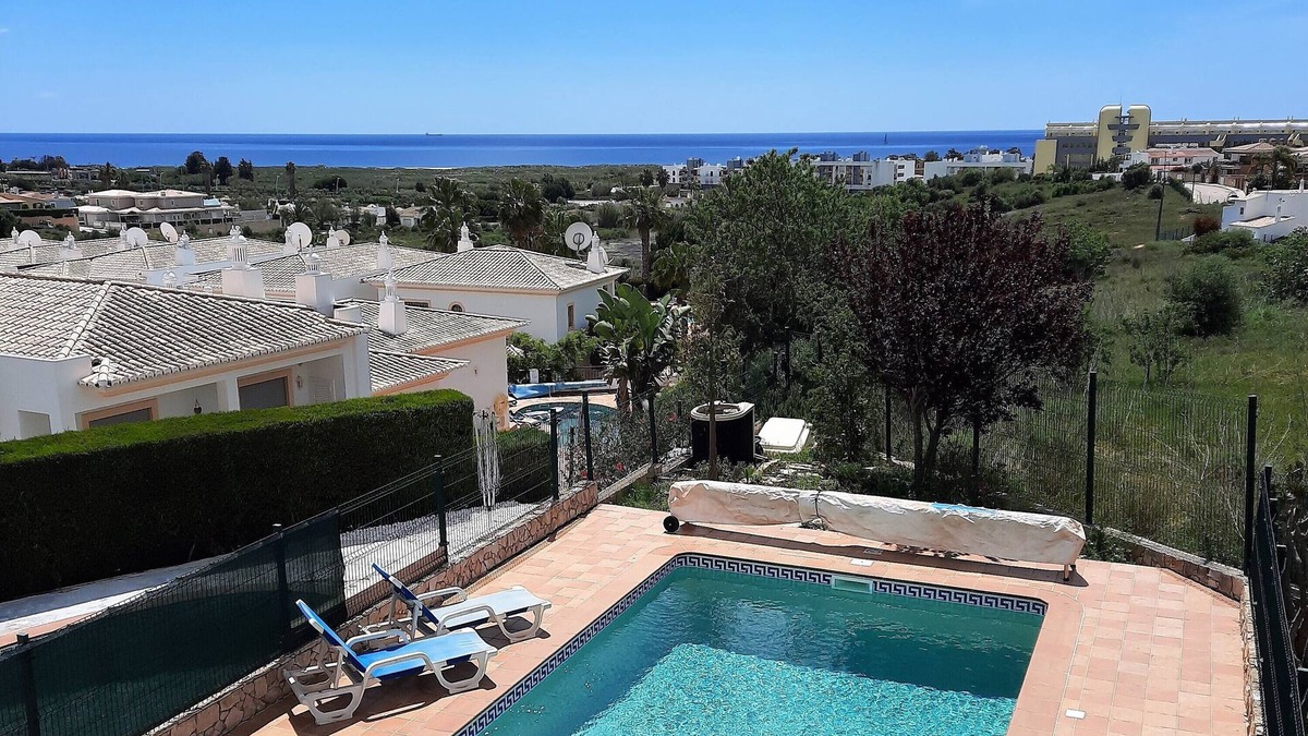 Albardeira Villa | Beautiful 3 Bedroom linked villa with private pool and seaviews!