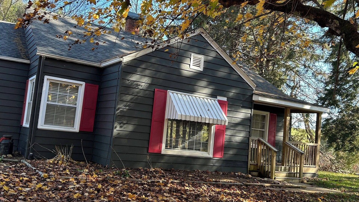 Old Town House | Beautiful 3 Bedroom + Pet & Family Friendly Home