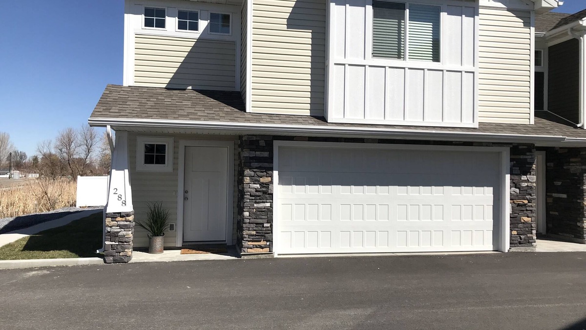 Hyrum House | Beautiful 3 Bedroom Townhouse, 10 Mins to Logan.