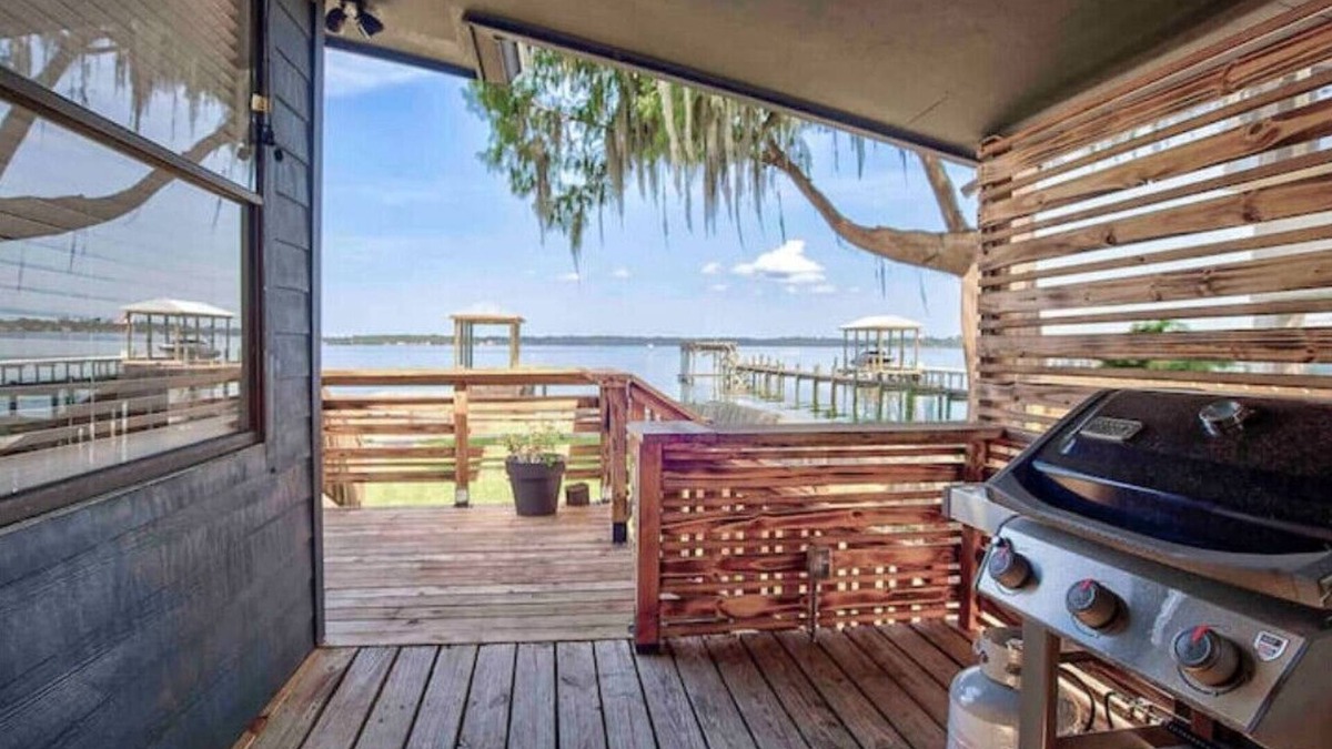 Lakeside House | Beautiful 3 bedroom 2 bathroom waterfront home on Drs. Lake