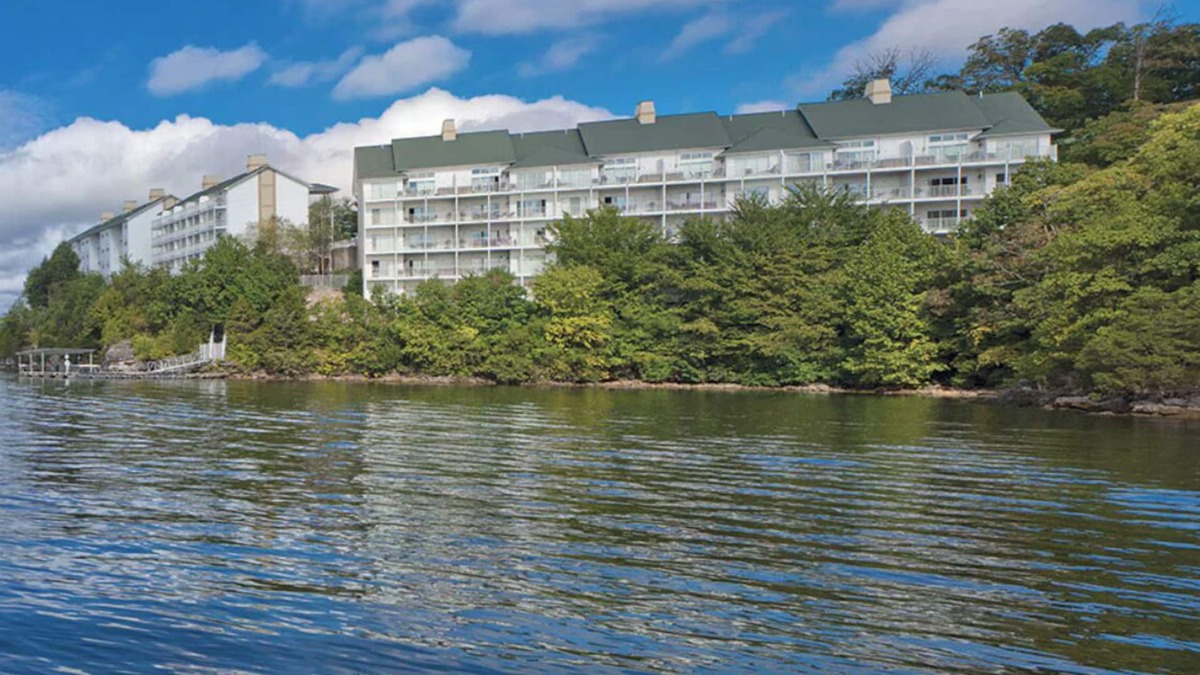 Osage Beach Resort | BEAUTIFUL 3 BEDROOM UNIT ON THE LAKE