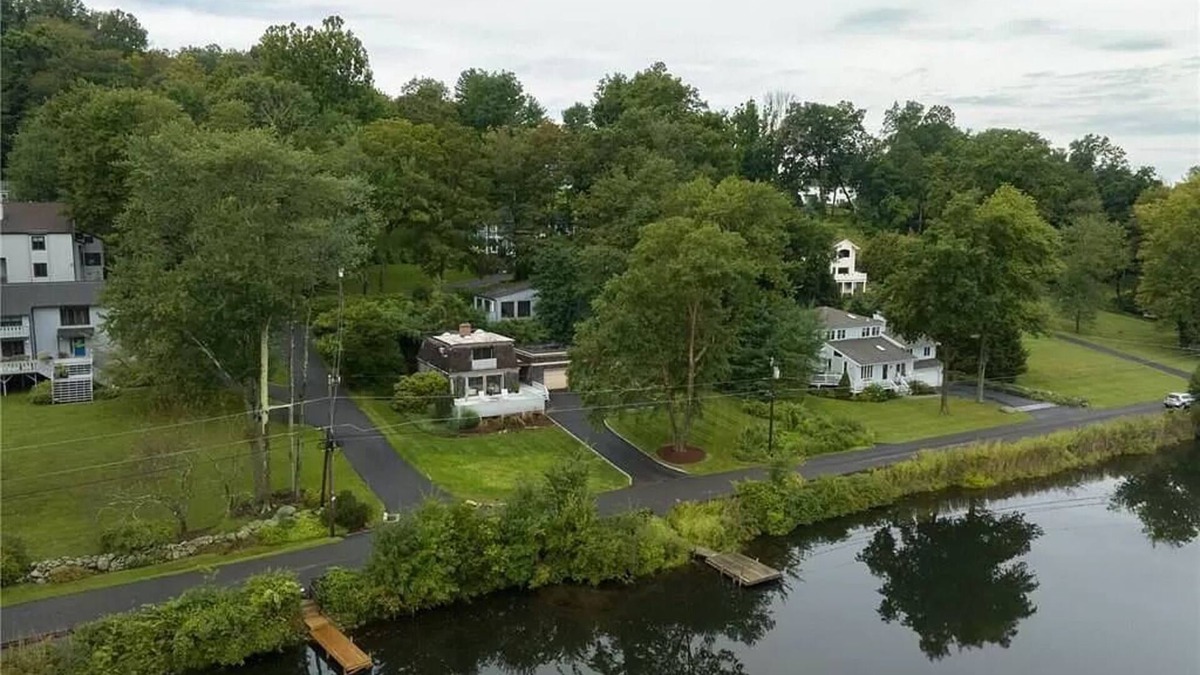 Ridgefield House | Beautiful 3 Bedroom Lake House