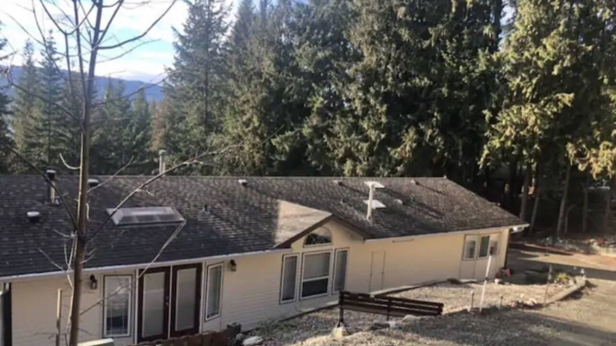 Anglemont House | Beautiful 3 bedroom vacation home with hot tub hosted by Eagle Ridge Stays Ltd.