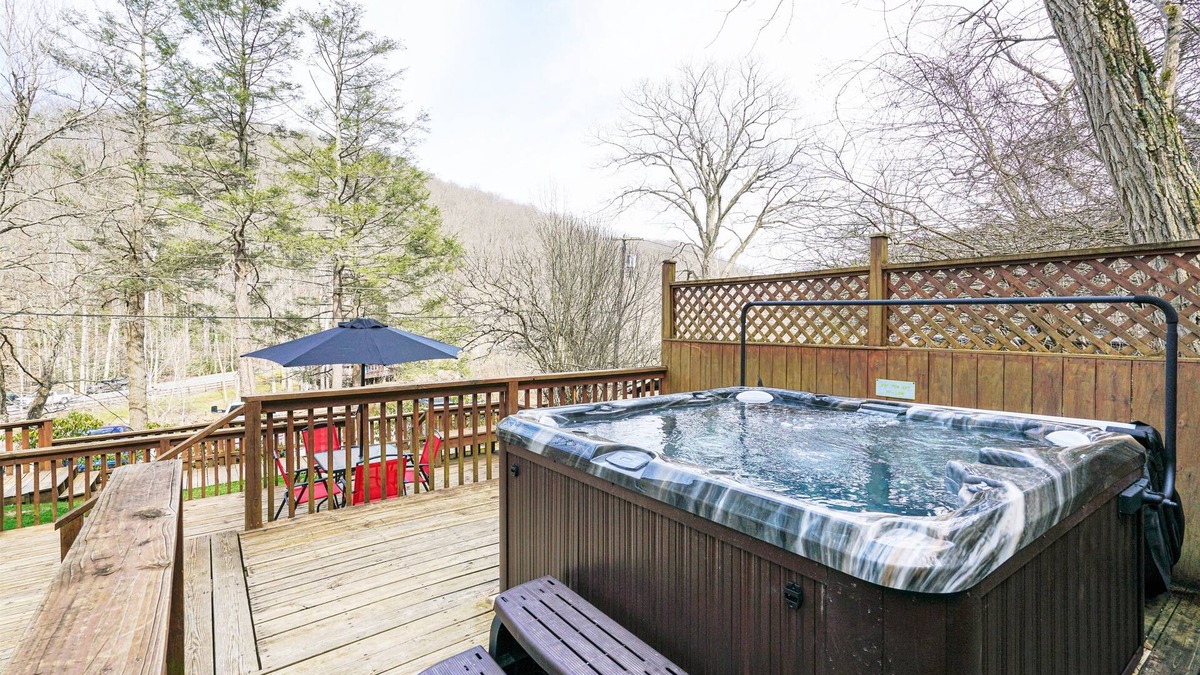 Elkins Cabin | Beautiful 3bdrm Cabin°Hot Tub°Balcony°Parking°