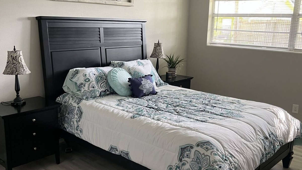 Daytona Beach House | Beautiful 3bed 2bath home, centrally located to beaches , shops, and restaurants