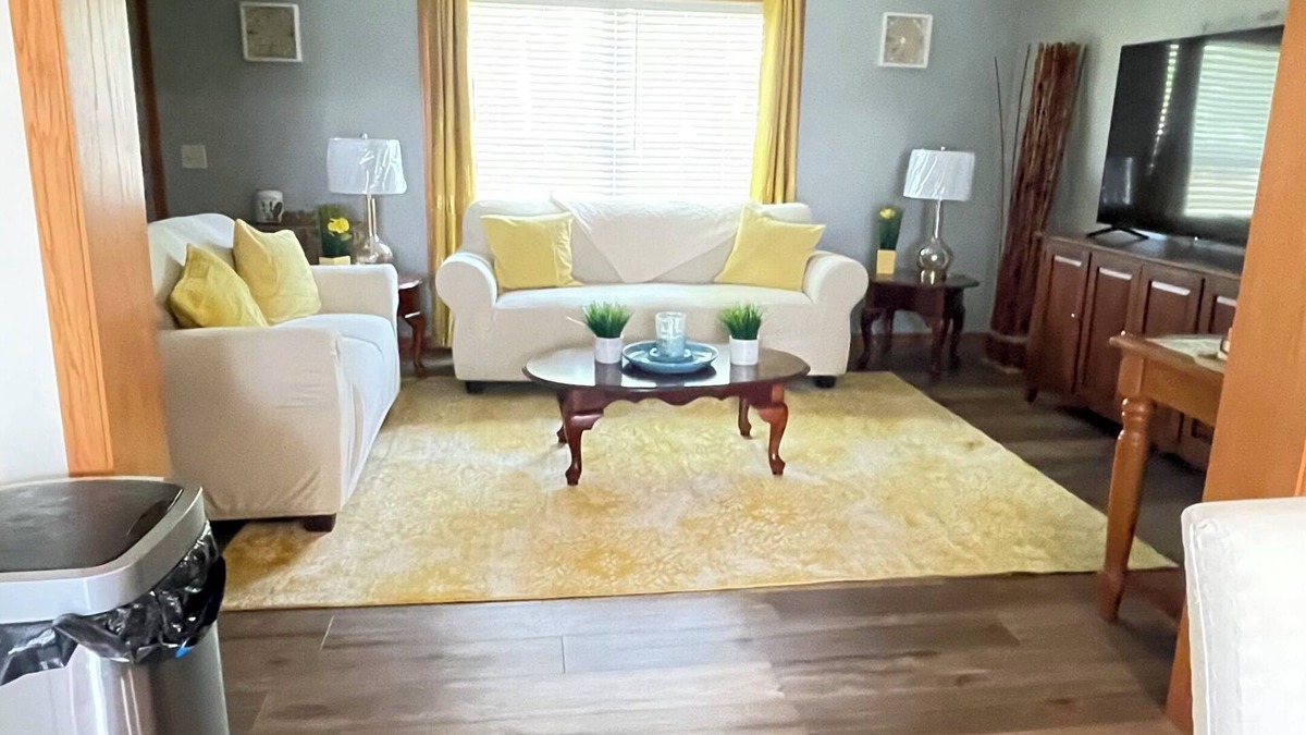 Milwaukee House | Beautiful 3br, 1.5 bath townhouse centrally located in the heart of Milwaukee.