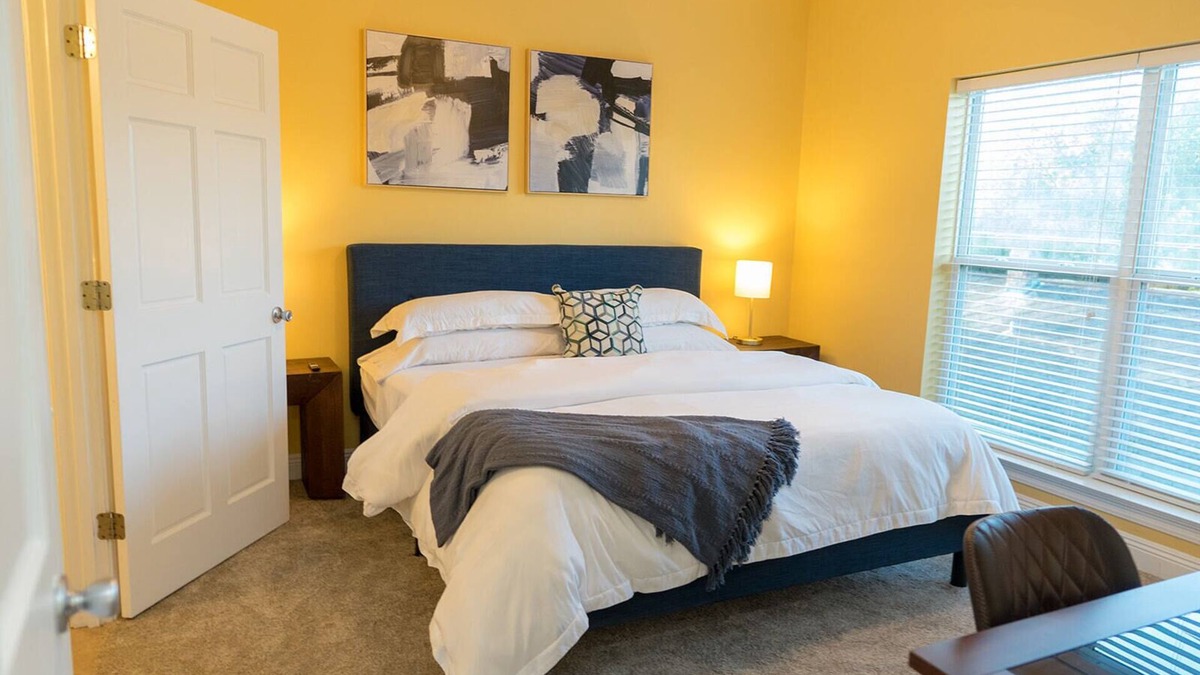 Kreole Apartment | Beautiful 3BR 2BA/Full Kitchen/Balcony/W&D