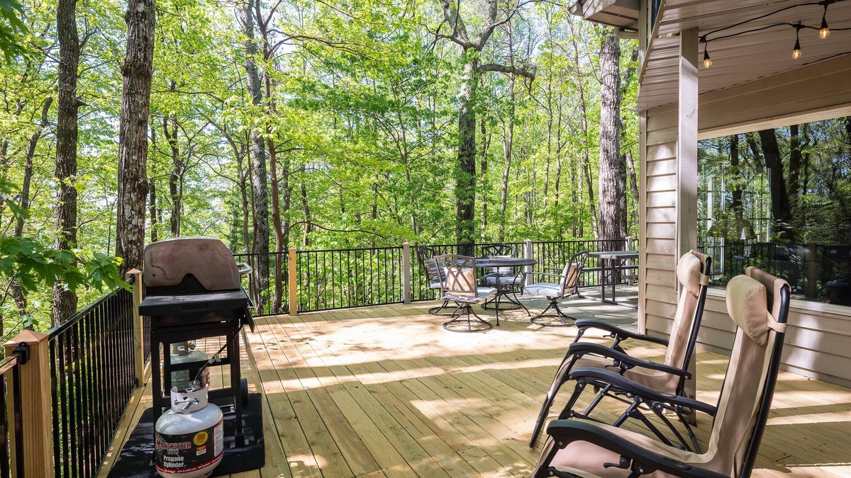Cliff Ridge Colony House | Beautiful 3BR, 3 bath 2 Pools, Lake, close to Cesars Head and Dupont