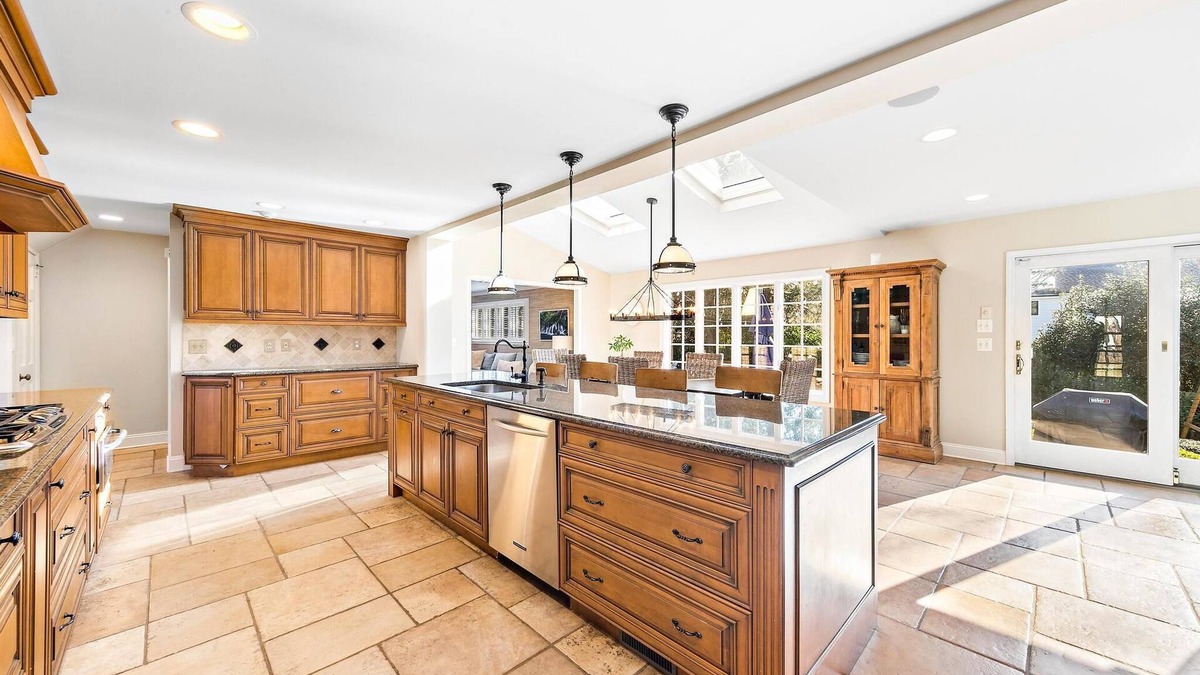 Fair Haven House | Beautiful 4 bed 3.5 bath colonial on tree-lined street in Fair Haven.