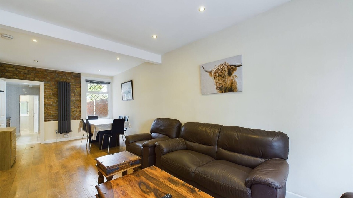 Selhurst House | Beautiful 4 bed | 3 bathroom house | Garden| 5 mins walk to East Croydon station