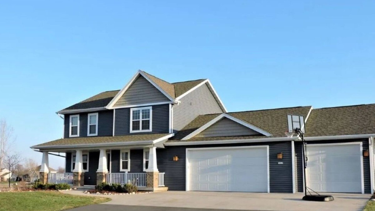 Butte Des Morts House | BEAUTIFUL 4 BED/3 BATH HOME MINUTES FROM EAA