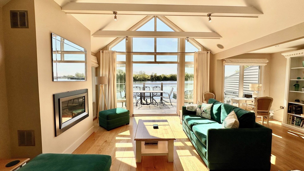 South Cerney Cabin | Beautiful 4 bed lakeside lodge in the Cotswolds. Private deck & STUNNING views